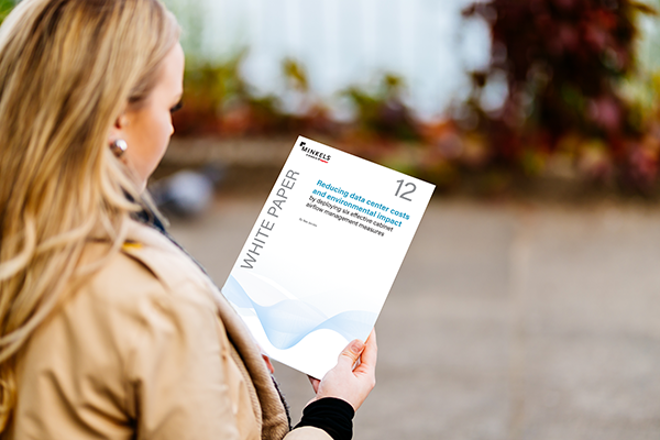 https://www.minkels.com/images/4Fq2N/Women reading whitepaper 12 small.png